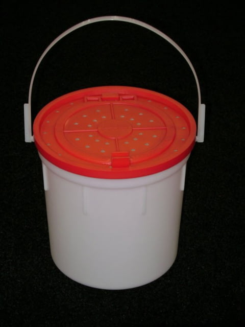 Challenge Plastics Bait Bucket with Lid 4Qt